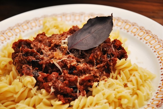 Летняя паста с соусом из томатов и базилика