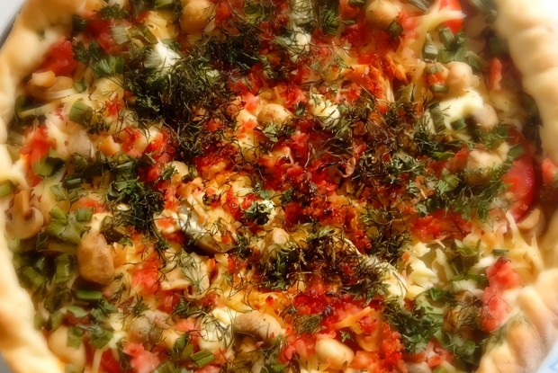 Летняя пицца с колбасой и овощами