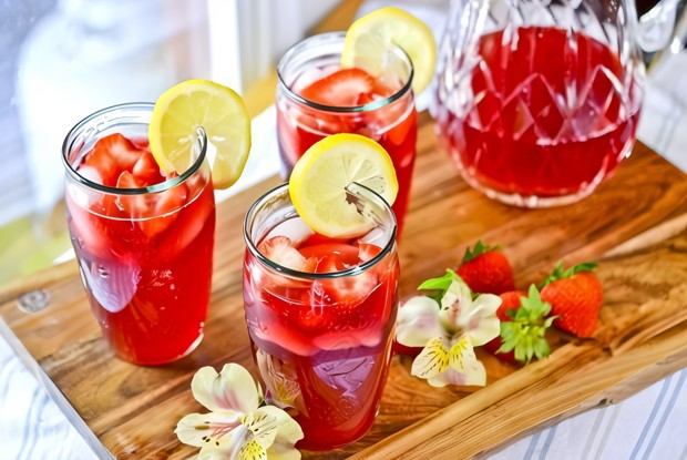 Лимонад с гибискусовым чаем и клубникой