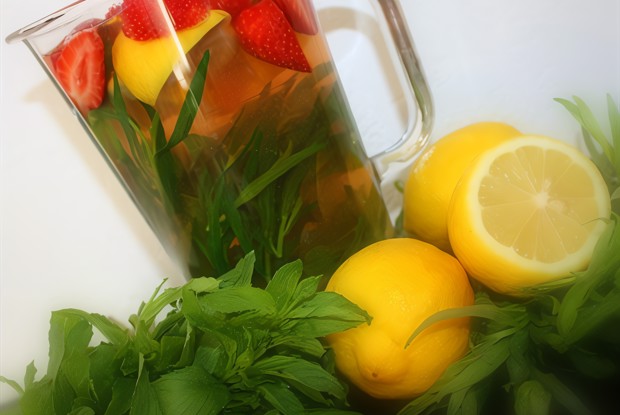 Лимонад с мятой, тархуном и клубникой