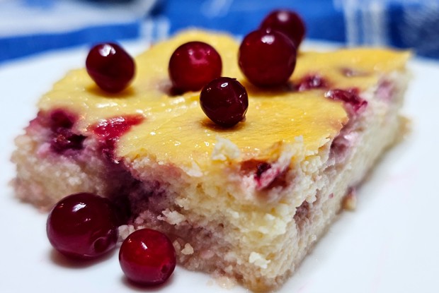 Лимонная запеканка с брусникой