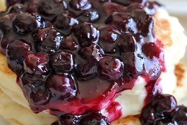 Лимонные блины с рикоттой и черничным соусом