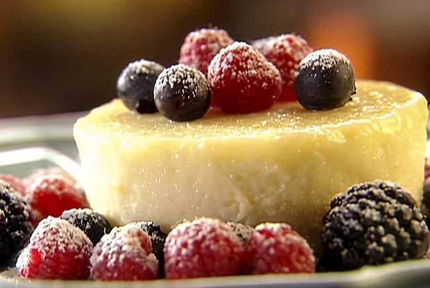 Лимонный манный пудинг с лесными ягодами