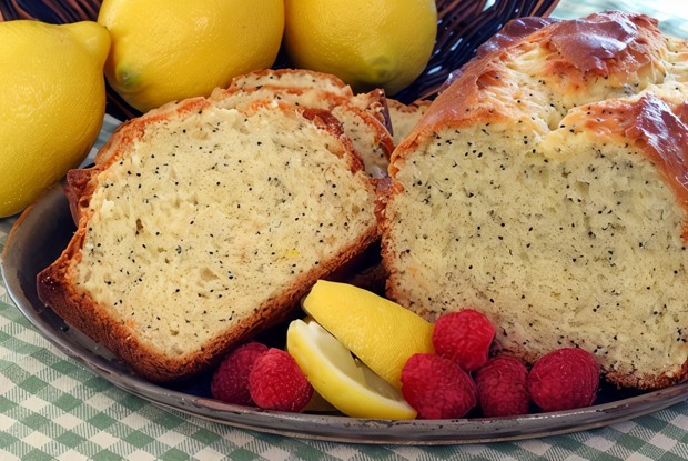 Лимонный пирог с маком и малиновым соусом