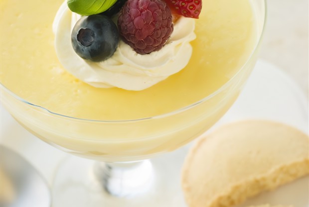 Лимонный поссет с пряными фруктами