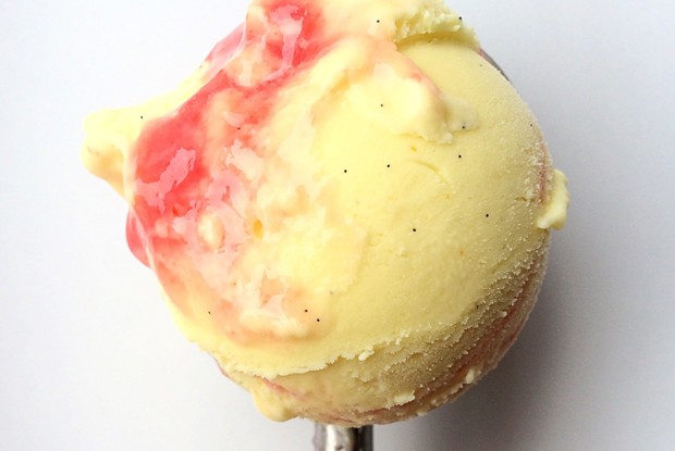 Лимонный замороженный йогурт с прослойкой из красной смородины