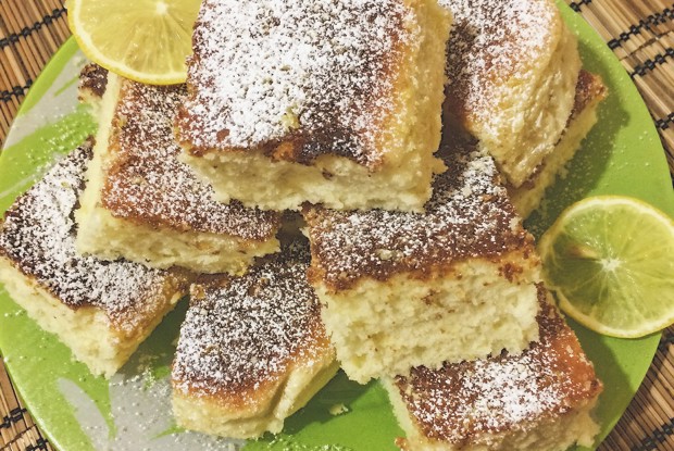 Лимонные пирожные в сахарной пудре