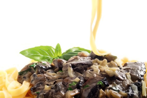 Лингвини с лесными грибами и беконом