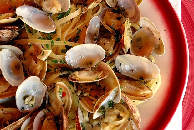 Лингвини с моллюсками и беконом