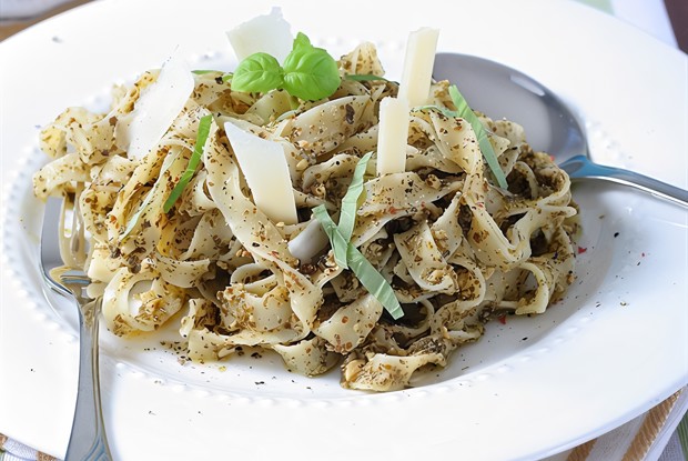 Лингвини с песто из рукколы и пекана