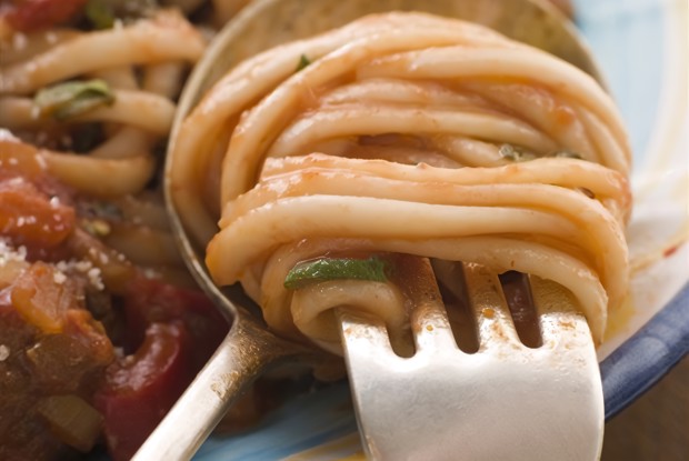 Лингвини с помидорами и базиликом