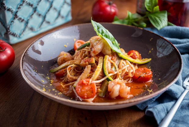 Лингвини с томатами и креветками