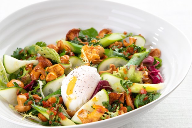 Лисички с цукини и спаржей