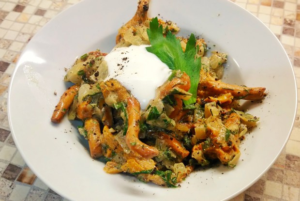 Лисички в сметане