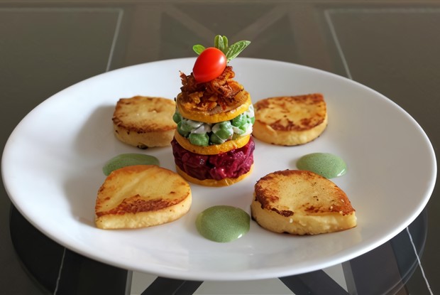 Листья поленты с овощным мильфеем и соусом из кориандра