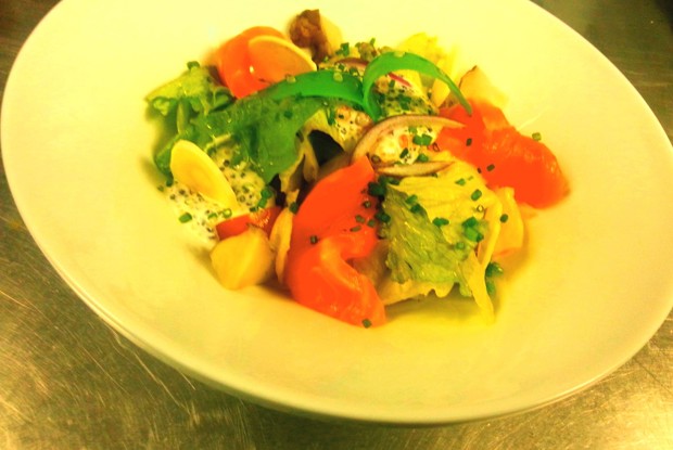 Листья салатов с маринованной неркой и сметанной заправкой