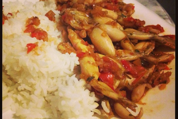 Лягушачьи лапки в остром томатно-чесночном соусе