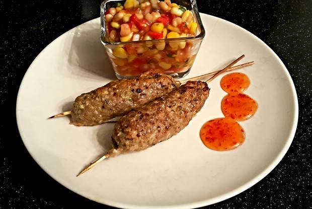 Люля на шпажке с мексиканским гарниром