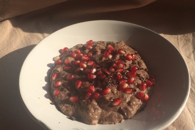 Льняная каша с гранатом и шоколадной крошкой