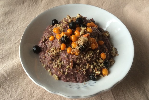 Льняная каша с клюквенным соком и черноплодкой, облепихой и пеканом