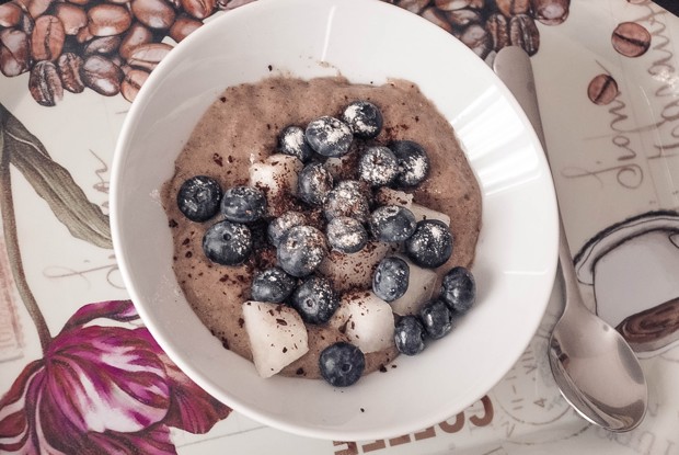 Льняная каша с голубикой и шоколадной крошкой