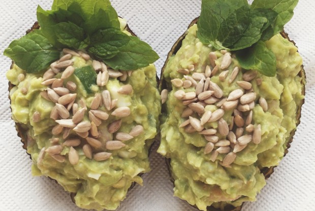 Лодочки из авокадо с креветками