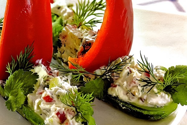 Лодочки из огурцов со сладким перцем и творогом