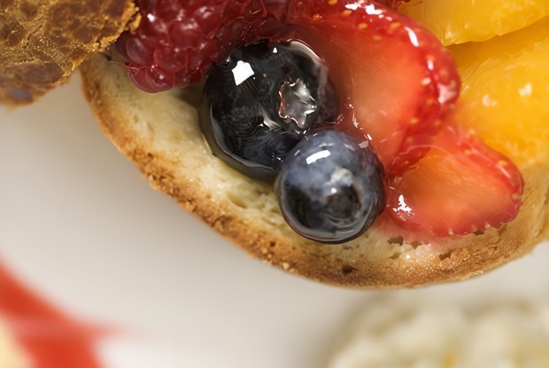 Ломтики белого хлеба с фруктами