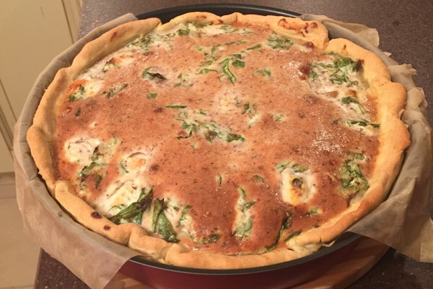 Лоранский пирог с лососем, рикоттой и шпинатом