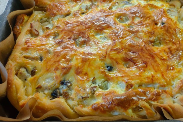 Лоранский пирог на слоеном тесте с курицей и грибами