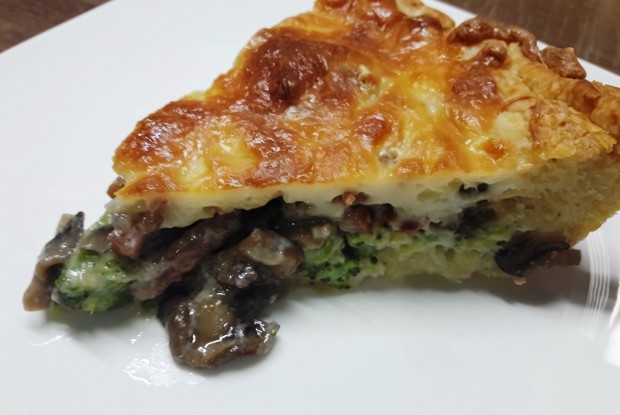 Лоранский пирог с брокколи, грибами и беконом
