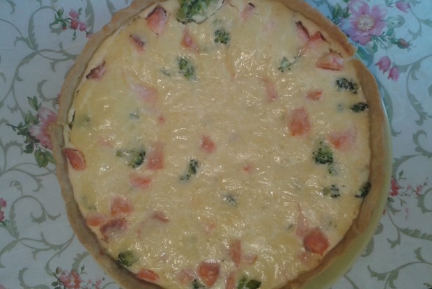 Лоранский пирог с семгой и брокколи