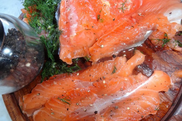 Лосось малосольный в укропе