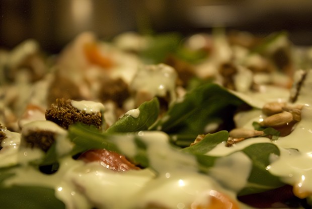 Лосось, маринованный в сладком уксусе, с соусом из сметаны и зеленого лука