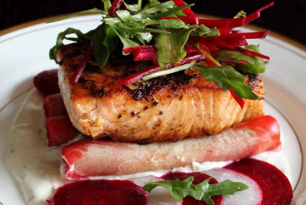 Лосось на гриле и каннеллони с творогом, свеклой и пармезаном