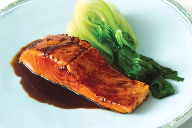 Лосось на гриле с кулисом из красного вина и ежевики