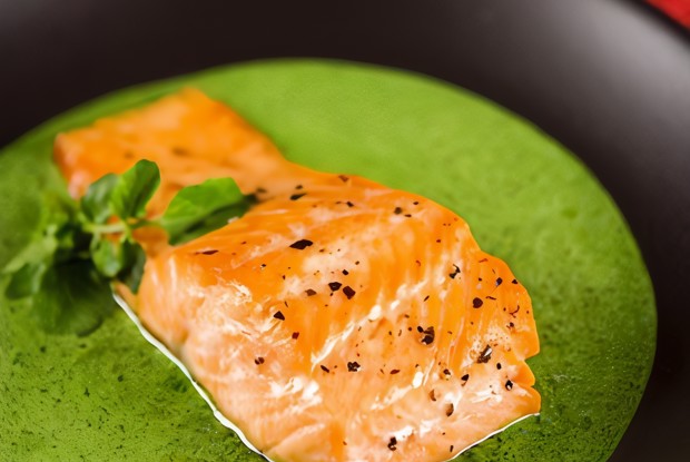 Лосось на гриле с острым огуречно-хреновым соусом