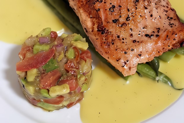 Лосось на гриле с поджаренной томатной сальсой