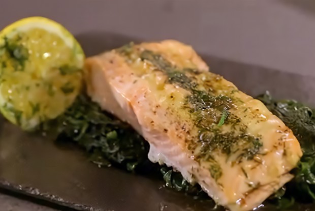 Лосось на подушке из шпината