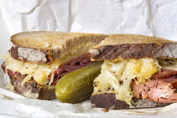 Лосось на ржаном хлебе с квашеной капустой и хреном