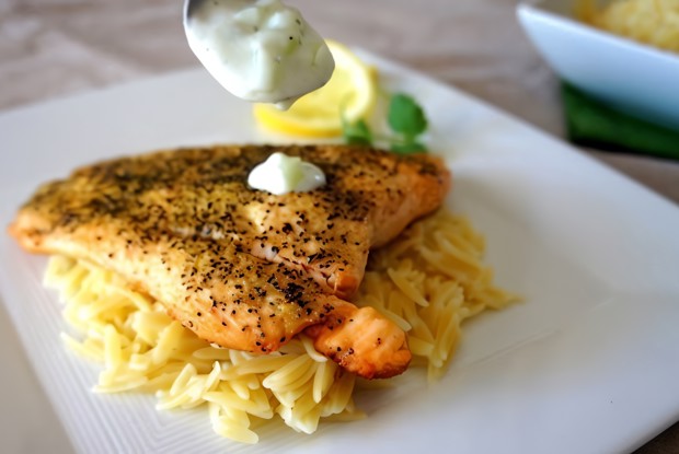 Лосось по-гречески с соусом дзадзики