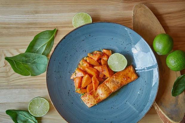 Лосось под чили-медовым соусом с карамелизированной морковью