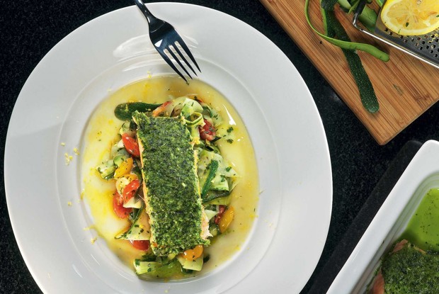 Лосось под корочкой из песто, с лапшой из цукини