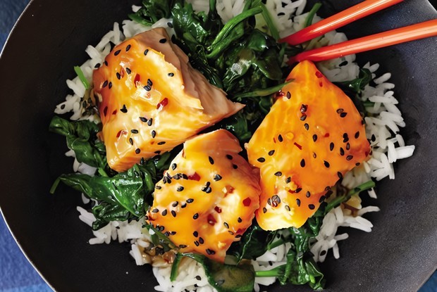 Лосось под лаймовым дрессингом в миске по-азиатски