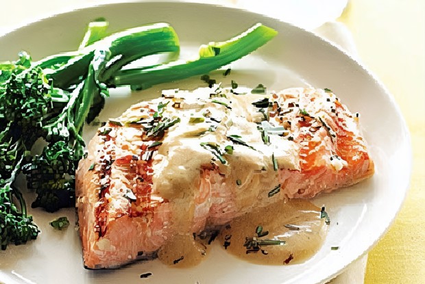 Лосось под огуречным соусом