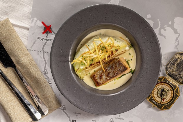 Лосось с капустой и соусом из устриц