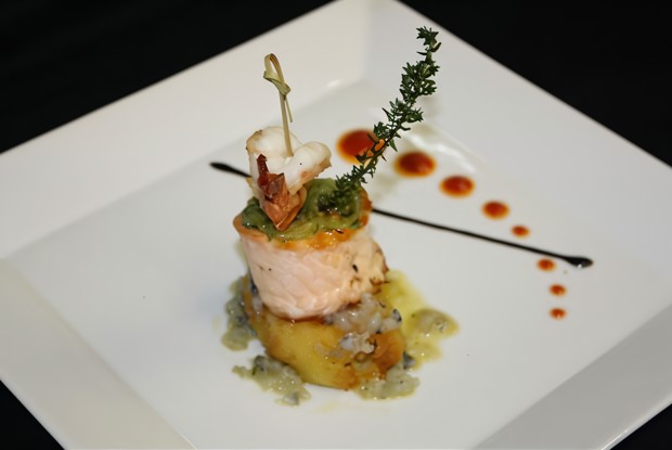 Лосось с крокетами из картофеля, дрессингом из огурца