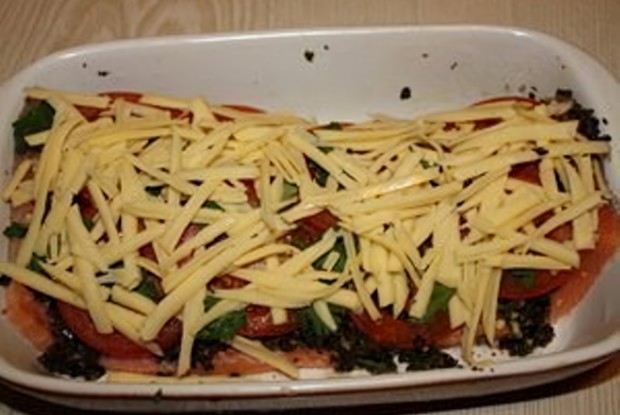 Лосось с маслинами и томатами