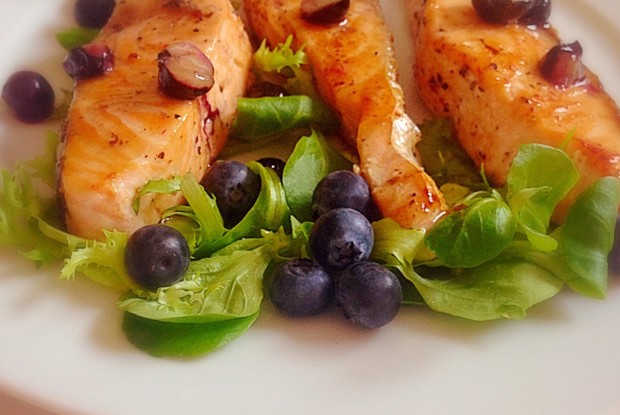 Лосось с медовой подливкой и голубикой