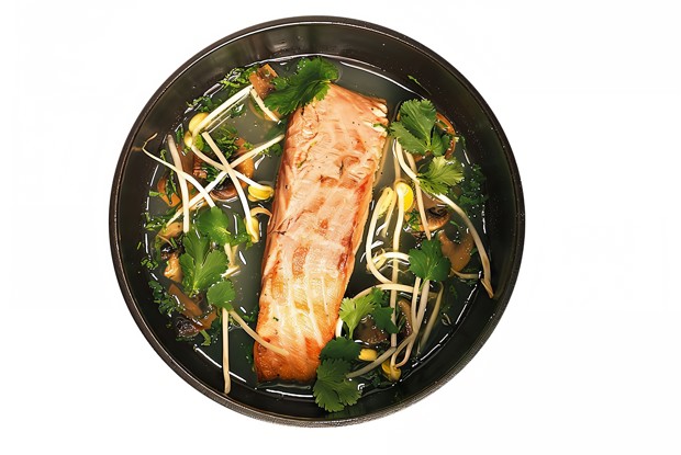 Лосось с острым лимонным бульоном